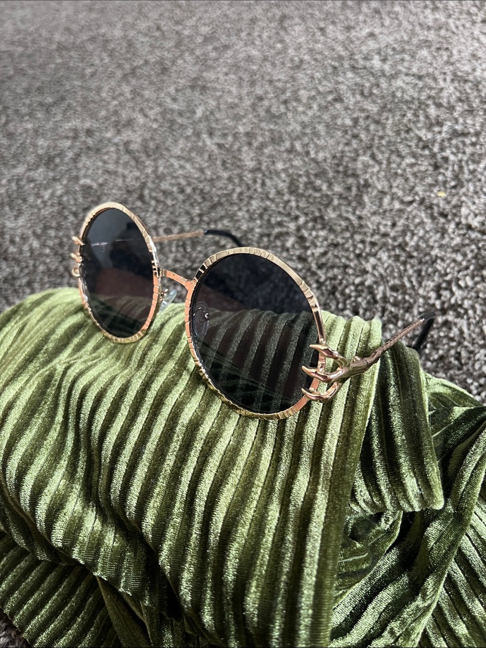 Claw Round Sunglasses with Gold Frame -